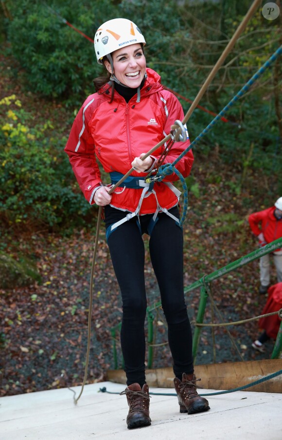 La duchesse de Cambridge, Catherine Kate Middleton et le prince William s'essayent à l'escalade lors d'une visite au Towers Residential Outdoor Education Centre le 20 novembre 2015 à Capel Curig.  CAPEL CURIG, UNITED KINGDOM - NOVEMBER 20: Catherine, Duchess of Cambridge ascends a climbing wall as she visits the Towers Residential Outdoor Education Centre on November 20, 2015 in Capel Curig, United Kingdom. The Towers is an outdoor education centre run by Wolverhampton Council providing adventure activities for children.20/11/2015 - Capel Curig