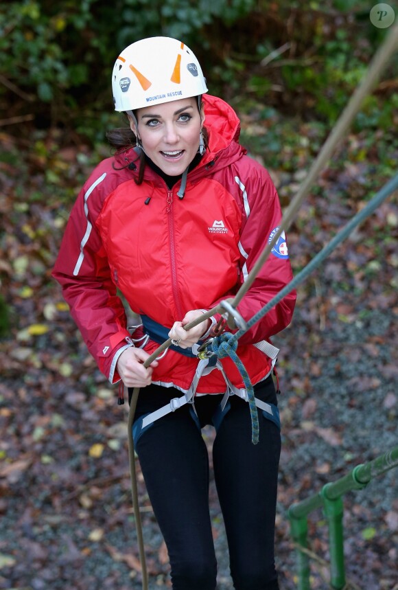 La duchesse de Cambridge, Catherine Kate Middleton et le prince William s'essayent à l'escalade lors d'une visite au Towers Residential Outdoor Education Centre le 20 novembre 2015 à Capel Curig.  CAPEL CURIG, UNITED KINGDOM - NOVEMBER 20: Catherine, Duchess of Cambridge ascends a climbing wall as she visits the Towers Residential Outdoor Education Centre on November 20, 2015 in Capel Curig, United Kingdom. The Towers is an outdoor education centre run by Wolverhampton Council providing adventure activities for children.20/11/2015 - Capel Curig