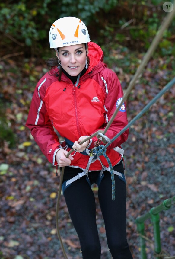 La duchesse de Cambridge, Catherine Kate Middleton et le prince William s'essayent à l'escalade lors d'une visite au Towers Residential Outdoor Education Centre le 20 novembre 2015 à Capel Curig.  CAPEL CURIG, UNITED KINGDOM - NOVEMBER 20: Catherine, Duchess of Cambridge ascends a climbing wall as she visits the Towers Residential Outdoor Education Centre on November 20, 2015 in Capel Curig, United Kingdom. The Towers is an outdoor education centre run by Wolverhampton Council providing adventure activities for children.20/11/2015 - Capel Curig