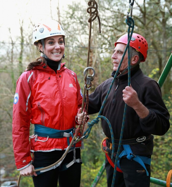 La duchesse de Cambridge, Catherine Kate Middleton et le prince William s'essayent à l'escalade lors d'une visite au Towers Residential Outdoor Education Centre le 20 novembre 2015 à Capel Curig.  CAPEL CURIG, UNITED KINGDOM - NOVEMBER 20: Catherine, Duchess of Cambridge ascends a climbing wall as she visits the Towers Residential Outdoor Education Centre on November 20, 2015 in Capel Curig, United Kingdom. The Towers is an outdoor education centre run by Wolverhampton Council providing adventure activities for children.20/11/2015 - Capel Curig