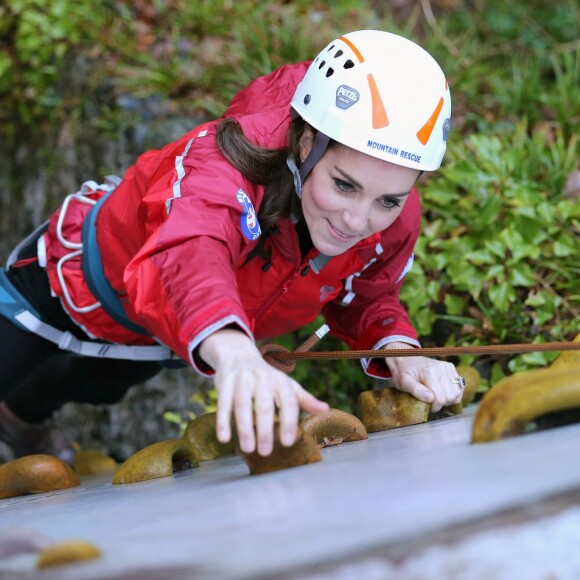 La duchesse de Cambridge, Catherine Kate Middleton et le prince William s'essayent à l'escalade lors d'une visite au Towers Residential Outdoor Education Centre le 20 novembre 2015 à Capel Curig.  CAPEL CURIG, UNITED KINGDOM - NOVEMBER 20: Catherine, Duchess of Cambridge ascends a climbing wall as she visits the Towers Residential Outdoor Education Centre on November 20, 2015 in Capel Curig, United Kingdom. The Towers is an outdoor education centre run by Wolverhampton Council providing adventure activities for children.20/11/2015 - Capel Curig