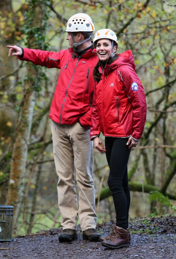 La duchesse de Cambridge, Catherine Kate Middleton et le prince William s'essayent à l'escalade lors d'une visite au Towers Residential Outdoor Education Centre le 20 novembre 2015 à Capel Curig.  CAPEL CURIG, UNITED KINGDOM - NOVEMBER 20: Catherine, Duchess of Cambridge ascends a climbing wall as she visits the Towers Residential Outdoor Education Centre on November 20, 2015 in Capel Curig, United Kingdom. The Towers is an outdoor education centre run by Wolverhampton Council providing adventure activities for children.20/11/2015 - Capel Curig