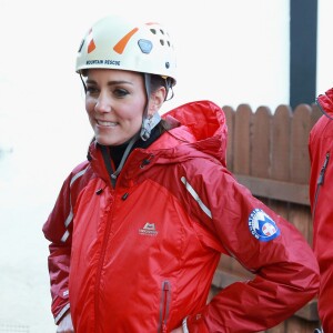 La duchesse de Cambridge, Catherine Kate Middleton et le prince William s'essayent à l'escalade lors d'une visite au Towers Residential Outdoor Education Centre le 20 novembre 2015 à Capel Curig.  CAPEL CURIG, UNITED KINGDOM - NOVEMBER 20: Catherine, Duchess of Cambridge ascends a climbing wall as she visits the Towers Residential Outdoor Education Centre on November 20, 2015 in Capel Curig, United Kingdom. The Towers is an outdoor education centre run by Wolverhampton Council providing adventure activities for children.20/11/2015 - Capel Curig