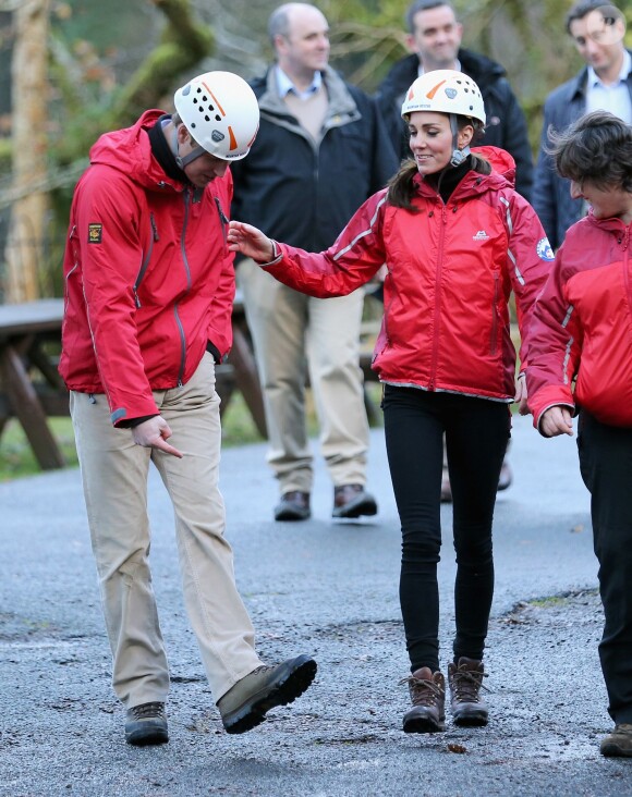 La duchesse de Cambridge, Catherine Kate Middleton et le prince William s'essayent à l'escalade lors d'une visite au Towers Residential Outdoor Education Centre le 20 novembre 2015 à Capel Curig.  CAPEL CURIG, UNITED KINGDOM - NOVEMBER 20: Catherine, Duchess of Cambridge ascends a climbing wall as she visits the Towers Residential Outdoor Education Centre on November 20, 2015 in Capel Curig, United Kingdom. The Towers is an outdoor education centre run by Wolverhampton Council providing adventure activities for children.20/11/2015 - Capel Curig