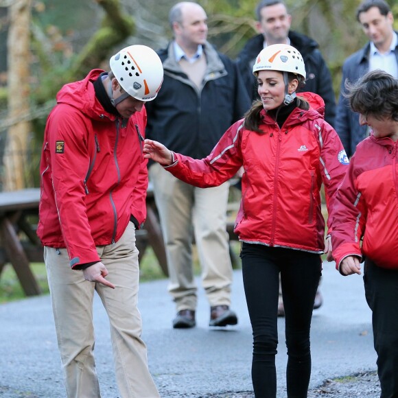 La duchesse de Cambridge, Catherine Kate Middleton et le prince William s'essayent à l'escalade lors d'une visite au Towers Residential Outdoor Education Centre le 20 novembre 2015 à Capel Curig.  CAPEL CURIG, UNITED KINGDOM - NOVEMBER 20: Catherine, Duchess of Cambridge ascends a climbing wall as she visits the Towers Residential Outdoor Education Centre on November 20, 2015 in Capel Curig, United Kingdom. The Towers is an outdoor education centre run by Wolverhampton Council providing adventure activities for children.20/11/2015 - Capel Curig