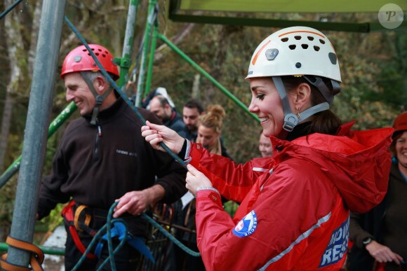 La duchesse de Cambridge, Catherine Kate Middleton et le prince William s'essayent à l'escalade lors d'une visite au Towers Residential Outdoor Education Centre le 20 novembre 2015 à Capel Curig.  CAPEL CURIG, UNITED KINGDOM - NOVEMBER 20: Catherine, Duchess of Cambridge ascends a climbing wall as she visits the Towers Residential Outdoor Education Centre on November 20, 2015 in Capel Curig, United Kingdom. The Towers is an outdoor education centre run by Wolverhampton Council providing adventure activities for children.20/11/2015 - Capel Curig