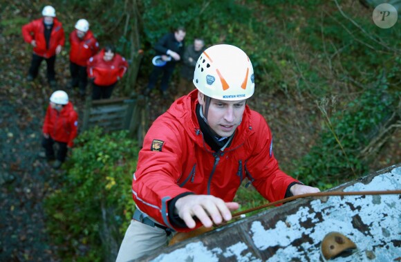La duchesse de Cambridge, Catherine Kate Middleton et le prince William s'essayent à l'escalade lors d'une visite au Towers Residential Outdoor Education Centre le 20 novembre 2015 à Capel Curig.  CAPEL CURIG, UNITED KINGDOM - NOVEMBER 20: Catherine, Duchess of Cambridge ascends a climbing wall as she visits the Towers Residential Outdoor Education Centre on November 20, 2015 in Capel Curig, United Kingdom. The Towers is an outdoor education centre run by Wolverhampton Council providing adventure activities for children.20/11/2015 - Capel Curig