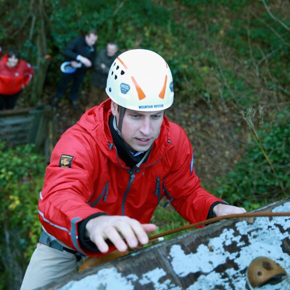 La duchesse de Cambridge, Catherine Kate Middleton et le prince William s'essayent à l'escalade lors d'une visite au Towers Residential Outdoor Education Centre le 20 novembre 2015 à Capel Curig.  CAPEL CURIG, UNITED KINGDOM - NOVEMBER 20: Catherine, Duchess of Cambridge ascends a climbing wall as she visits the Towers Residential Outdoor Education Centre on November 20, 2015 in Capel Curig, United Kingdom. The Towers is an outdoor education centre run by Wolverhampton Council providing adventure activities for children.20/11/2015 - Capel Curig