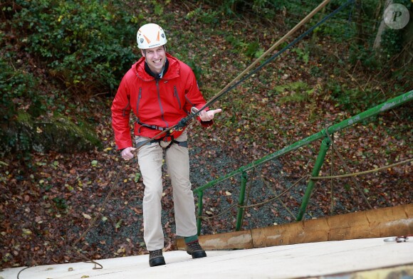 La duchesse de Cambridge, Catherine Kate Middleton et le prince William s'essayent à l'escalade lors d'une visite au Towers Residential Outdoor Education Centre le 20 novembre 2015 à Capel Curig.  CAPEL CURIG, UNITED KINGDOM - NOVEMBER 20: Catherine, Duchess of Cambridge ascends a climbing wall as she visits the Towers Residential Outdoor Education Centre on November 20, 2015 in Capel Curig, United Kingdom. The Towers is an outdoor education centre run by Wolverhampton Council providing adventure activities for children.20/11/2015 - Capel Curig
