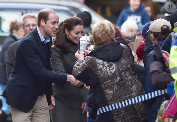 Le prince William et Kate Catherine Middleton, duchesse de Cambridge, sont en visite au Pays de Galles. Le 20 novembre 2015  20 November 2015. The Duke and Duchess of Cambridge are in North Wales for a day of engagements. The majority of the visit will focus on work carried out by organisations to improve the mental wellbeing of young people. Here, they did a walkabout in Castle Square, Caernarfon, North Wales, UK.20/11/2015 - Caernarfon