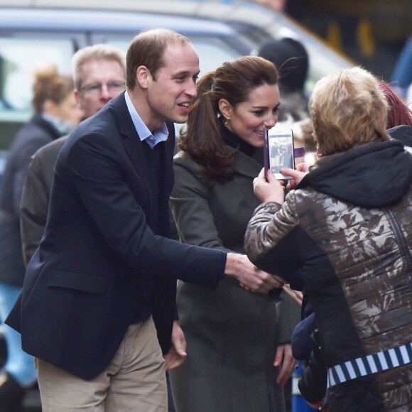 Le prince William et Kate Catherine Middleton, duchesse de Cambridge, sont en visite au Pays de Galles. Le 20 novembre 2015  20 November 2015. The Duke and Duchess of Cambridge are in North Wales for a day of engagements. The majority of the visit will focus on work carried out by organisations to improve the mental wellbeing of young people. Here, they did a walkabout in Castle Square, Caernarfon, North Wales, UK.20/11/2015 - Caernarfon
