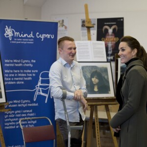 Le prince William et Kate Catherine Middleton, duchesse de Cambridge, visitent l'exposition photographique "Mute : are you being heard ?", projet de Ynys Maon et Gwynedd à Caernarfon aux Pays de Galles. Le 20 novembre 2015  The Duchess of Cambridge (right) talks to young people during a visit to a photographic exhibition entitled "Mute: are you being heard?" from a mental health project run by Ynys MÃÉÂ'n and Gwynedd local Mind organisation in Caernarfon, north Wales.20/11/2015 - Caernarfon