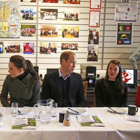 Le prince William et Kate Catherine Middleton, duchesse de Cambridge, ont visité le centre GISDA à Caernarfon aux Pays de Galles. Le 20 novembre 2015  20 November 2015. Britain's Prince William (2nd R) and his wife Catherine, Duchess of Cambridge (2nd L), meet with young people as they visit a GISDA centre in Caernarfon in Wales, Britain November 20, 2015. GISDA is a charity that provides support for homeless young people in the area.20/11/2015 - Caernarfon