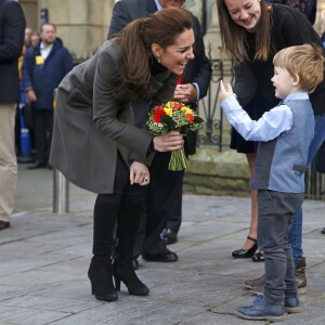 Le prince William et Kate Catherine Middleton, duchesse de Cambridge, ont visité le centre GISDA à Caernarfon aux Pays de Galles. Le 20 novembre 2015  20 November 2015. Britain's Catherine, Duchess of Cambridge, receives flowers from Theo Hayward aged three, as she leaves after visiting a GISDA centre in Caernarfon in Wales, Britain November 20, 2015. GISDA is a charity that provides support for homeless young people in the area.20/11/2015 - Caernarfon