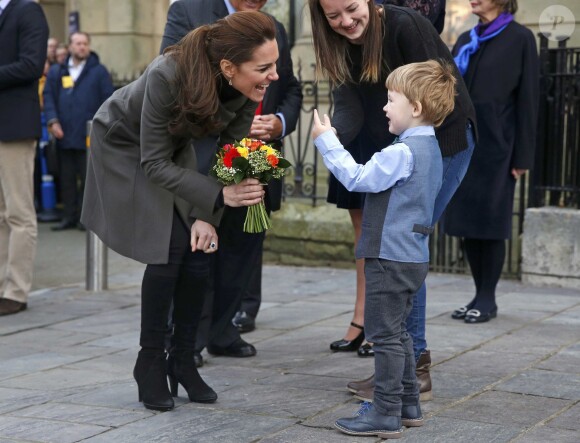 Le prince William et Kate Catherine Middleton, duchesse de Cambridge, ont visité le centre GISDA à Caernarfon aux Pays de Galles. Le 20 novembre 2015  20 November 2015. Britain's Catherine, Duchess of Cambridge, receives flowers from Theo Hayward aged three, as she leaves after visiting a GISDA centre in Caernarfon in Wales, Britain November 20, 2015. GISDA is a charity that provides support for homeless young people in the area.20/11/2015 - Caernarfon