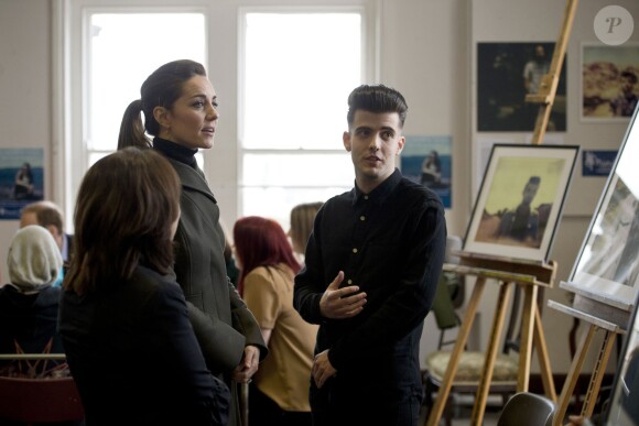 Le prince William et Kate Catherine Middleton, duchesse de Cambridge, visitent l'exposition photographique "Mute : are you being heard ?", projet de Ynys Maon et Gwynedd à Caernarfon aux Pays de Galles. Le 20 novembre 2015  The Duchess of Cambridge (left) talks to young people during a visit to a photographic exhibition entitled "Mute: are you being heard?" from a mental health project run by Ynys MÂôn and Gwynedd local Mind organisation in Caernarfon, north Wales.20/11/2015 - Caernarfon