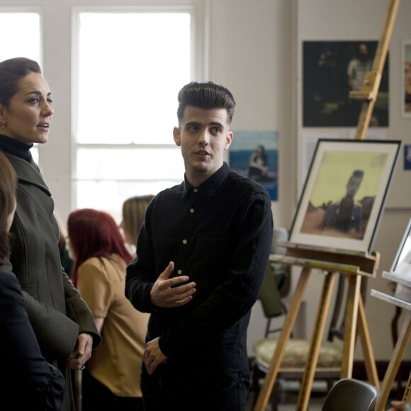 Le prince William et Kate Catherine Middleton, duchesse de Cambridge, visitent l'exposition photographique "Mute : are you being heard ?", projet de Ynys Maon et Gwynedd à Caernarfon aux Pays de Galles. Le 20 novembre 2015  The Duchess of Cambridge (left) talks to young people during a visit to a photographic exhibition entitled "Mute: are you being heard?" from a mental health project run by Ynys MÂôn and Gwynedd local Mind organisation in Caernarfon, north Wales.20/11/2015 - Caernarfon