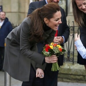 Le prince William et Kate Catherine Middleton, duchesse de Cambridge, ont visité le centre GISDA à Caernarfon aux Pays de Galles. Le 20 novembre 2015  20 November 2015. Britain's Catherine, Duchess of Cambridge, receives flowers from Theo Hayward aged three, as she leaves after visiting a GISDA centre in Caernarfon in Wales, Britain November 20, 2015. GISDA is a charity that provides support for homeless young people in the area.20/11/2015 - Caernarfon
