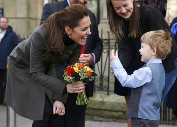 Le prince William et Kate Catherine Middleton, duchesse de Cambridge, ont visité le centre GISDA à Caernarfon aux Pays de Galles. Le 20 novembre 2015  20 November 2015. Britain's Catherine, Duchess of Cambridge, receives flowers from Theo Hayward aged three, as she leaves after visiting a GISDA centre in Caernarfon in Wales, Britain November 20, 2015. GISDA is a charity that provides support for homeless young people in the area.20/11/2015 - Caernarfon