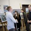 Le prince William et Kate Catherine Middleton, duchesse de Cambridge, visitent l'exposition photographique "Mute : are you being heard ?", projet de Ynys Maon et Gwynedd à Caernarfon aux Pays de Galles. Le 20 novembre 2015  The Duke of Cambridge (second right) and the Duchess of Cambridge (centre) talk to young people during a visit to a photographic exhibition entitled \"Mute: are you being heard?\" from a mental health project run by Ynys MÂôn and Gwynedd local Mind organisation in Caernarfon, north Wales.20/11/2015 - Caernarfon