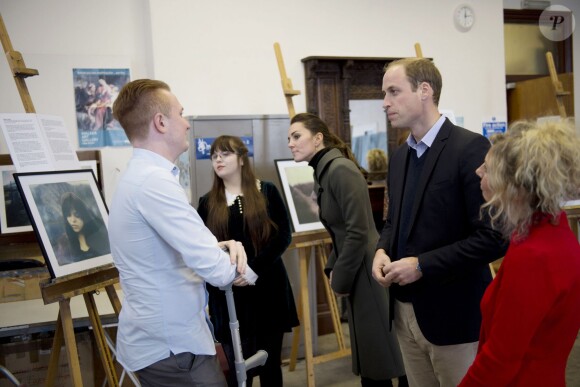 Le prince William et Kate Catherine Middleton, duchesse de Cambridge, visitent l'exposition photographique "Mute : are you being heard ?", projet de Ynys Maon et Gwynedd à Caernarfon aux Pays de Galles. Le 20 novembre 2015  The Duke of Cambridge (second right) and the Duchess of Cambridge (centre) talk to young people during a visit to a photographic exhibition entitled \"Mute: are you being heard?\" from a mental health project run by Ynys MÂôn and Gwynedd local Mind organisation in Caernarfon, north Wales.20/11/2015 - Caernarfon