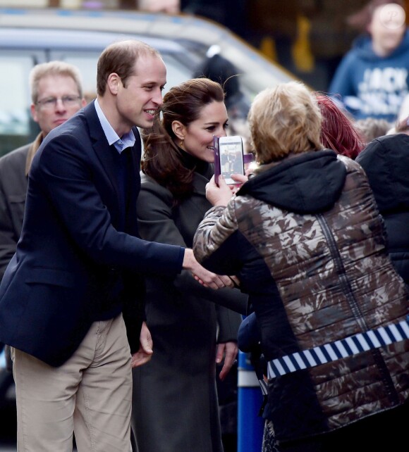 Le prince William et Kate Catherine Middleton, duchesse de Cambridge, sont en visite au Pays de Galles. Le 20 novembre 2015  20 November 2015. The Duke and Duchess of Cambridge are in North Wales for a day of engagements. The majority of the visit will focus on work carried out by organisations to improve the mental wellbeing of young people. Here, they did a walkabout in Castle Square, Caernarfon, North Wales, UK.20/11/2015 - Caernarfon