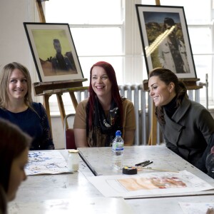 Le prince William et Kate Catherine Middleton, duchesse de Cambridge, visitent l'exposition photographique "Mute : are you being heard ?", projet de Ynys Maon et Gwynedd à Caernarfon aux Pays de Galles. Le 20 novembre 2015  The Duchess of Cambridge (second right) talks to young people during a visit to a photographic exhibition entitled \"Mute: are you being heard?\" from a mental health project run by Ynys MÃ´n and Gwynedd local Mind organisation in Caernarfon, north Wales.20/11/2015 - Caernarfon