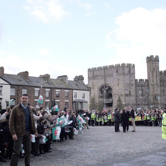 Le prince William et Kate Catherine Middleton, duchesse de Cambridge, sont en visite au Pays de Galles. Le 20 novembre 2015  20 November 2015. The Duke and Duchess of Cambridge are in North Wales for a day of engagements. The majority of the visit will focus on work carried out by organisations to improve the mental wellbeing of young people. Here, they did a walkabout in Castle Square, Caernarfon, North Wales, UK.20/11/2015 - Caernarfon