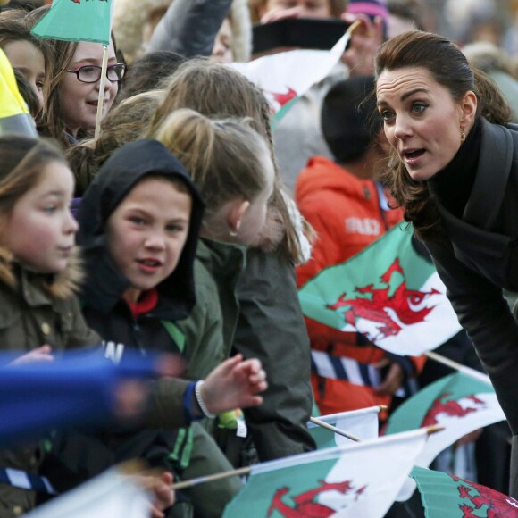 Le prince William, duc de Cambridge, et Catherine Kate Middleton, duchesse de Cambridge, visitent la ville de Caernarfon dans le nord du Pays de Galles le 20 novembre 2015.  The Duchess of Cambridge meets members of the public as she arrives in Castle Square, Caernarfon, during a visit to North Wales.20/11/2015 - Caernarfon