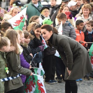 Le prince William, duc de Cambridge, et Catherine Kate Middleton, duchesse de Cambridge, en visite dans la ville de Caernarfon le 20 novembre 2015.  Prince William and Catherine have visited a photography project run by charity Mind in Caernarfon, Gwynedd. They also saw the work of GISDA which provides help and training for vulnerable young people in the town. 20 November 2015.20/11/2015 - Caernarfon