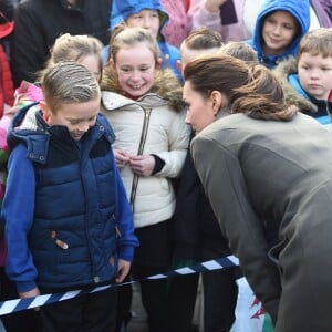 Le prince William, duc de Cambridge, et Catherine Kate Middleton, duchesse de Cambridge, en visite dans la ville de Caernarfon le 20 novembre 2015.  Prince William and Catherine have visited a photography project run by charity Mind in Caernarfon, Gwynedd. They also saw the work of GISDA which provides help and training for vulnerable young people in the town. 20 November 2015.20/11/2015 - Caernarfon