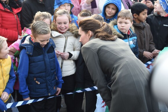 Le prince William, duc de Cambridge, et Catherine Kate Middleton, duchesse de Cambridge, en visite dans la ville de Caernarfon le 20 novembre 2015.  Prince William and Catherine have visited a photography project run by charity Mind in Caernarfon, Gwynedd. They also saw the work of GISDA which provides help and training for vulnerable young people in the town. 20 November 2015.20/11/2015 - Caernarfon