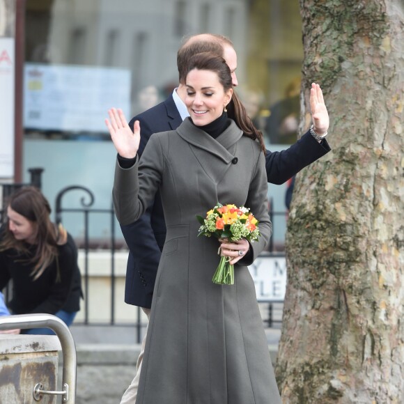 Le prince William, duc de Cambridge, et Catherine Kate Middleton, duchesse de Cambridge, en visite dans la ville de Caernarfon le 20 novembre 2015.  Prince William and Catherine have visited a photography project run by charity Mind in Caernarfon, Gwynedd. They also saw the work of GISDA which provides help and training for vulnerable young people in the town. 20 November 2015.20/11/2015 - Caernarfon