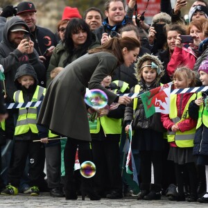 Le prince William, duc de Cambridge, Catherine Kate Middleton, la duchesse de Cambridge en visite à Caernarfon le 20 novembre 2015.  The Duke and Duchess of Cambridge are in North Wales for a day of engagements. The majority of the visit will focus on work carried out by organisations to improve the mental wellbeing of young people. Here, they did a walkabout in Castle Square, Caernarfon, North Wales, UK.20/11/2015 - Caernarfon