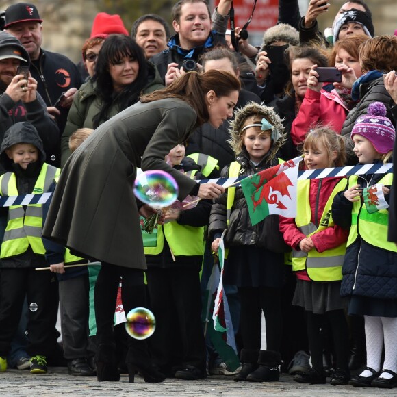 Le prince William, duc de Cambridge, Catherine Kate Middleton, la duchesse de Cambridge en visite à Caernarfon le 20 novembre 2015.  The Duke and Duchess of Cambridge are in North Wales for a day of engagements. The majority of the visit will focus on work carried out by organisations to improve the mental wellbeing of young people. Here, they did a walkabout in Castle Square, Caernarfon, North Wales, UK.20/11/2015 - Caernarfon