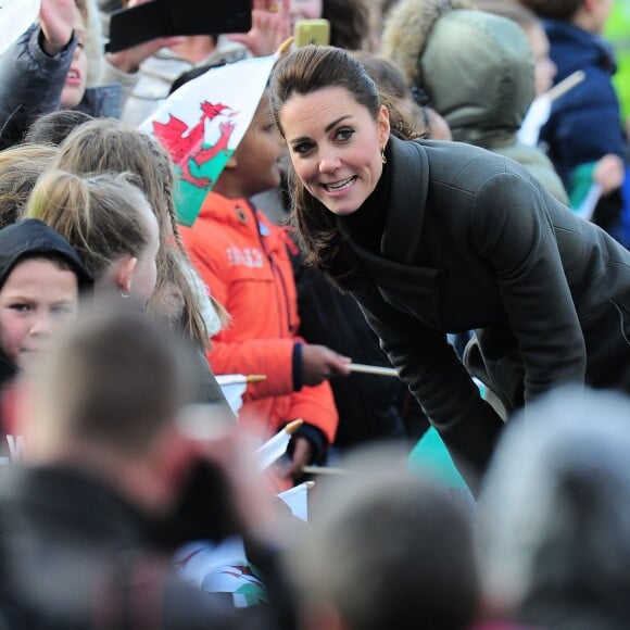 Le prince William, duc de Cambridge, et Catherine Kate Middleton, duchesse de Cambridge, en visite dans la ville de Caernarfon dans le 20 novembre 2015.  Prince William and Catherine have visited a photography project run by charity Mind in Caernarfon, Gwynedd. They also saw the work of GISDA which provides help and training for vulnerable young people in the town. 20 November 2015.20/11/2015 - Caernarfon