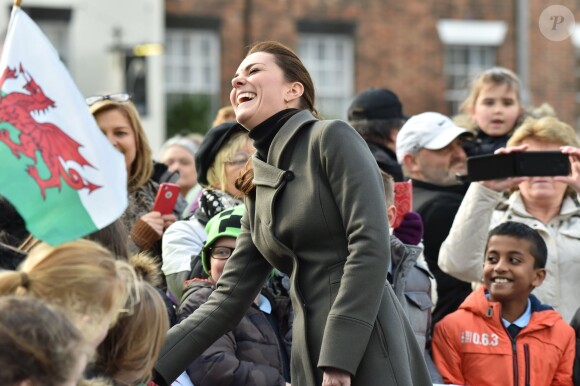 Le prince William, duc de Cambridge, Catherine Kate Middleton, la duchesse de Cambridge en visite à Caernarfon le 20 novembre 2015.  The Duke and Duchess of Cambridge are in North Wales for a day of engagements. The majority of the visit will focus on work carried out by organisations to improve the mental wellbeing of young people. Here, they did a walkabout in Castle Square, Caernarfon, North Wales, UK.20/11/2015 - Caernarfon
