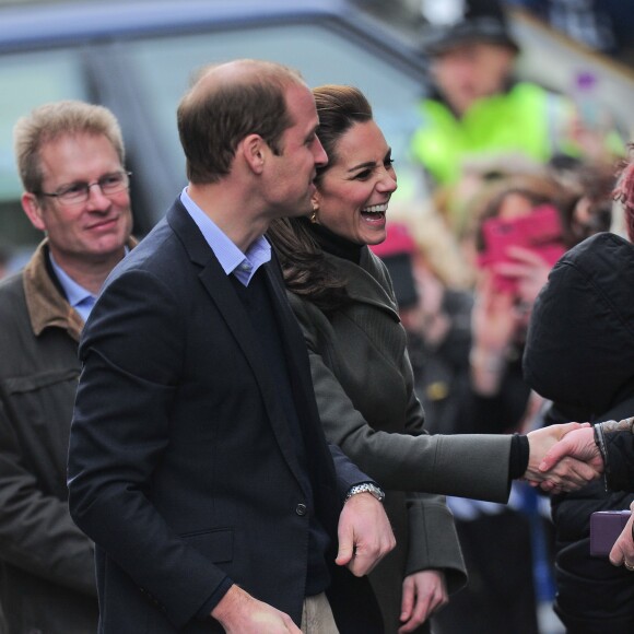 Le prince William, duc de Cambridge, et Catherine Kate Middleton, duchesse de Cambridge, en visite dans la ville de Caernarfon dans le 20 novembre 2015.  Prince William and Catherine have visited a photography project run by charity Mind in Caernarfon, Gwynedd. They also saw the work of GISDA which provides help and training for vulnerable young people in the town. 20 November 2015.20/11/2015 - Caernarfon
