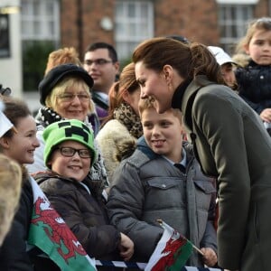 Le prince William, duc de Cambridge, Catherine Kate Middleton, la duchesse de Cambridge en visite à Caernarfon le 20 novembre 2015.  The Duke and Duchess of Cambridge are in North Wales for a day of engagements. The majority of the visit will focus on work carried out by organisations to improve the mental wellbeing of young people. Here, they did a walkabout in Castle Square, Caernarfon, North Wales, UK.20/11/2015 - Caernarfon
