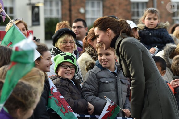 Le prince William, duc de Cambridge, Catherine Kate Middleton, la duchesse de Cambridge en visite à Caernarfon le 20 novembre 2015.  The Duke and Duchess of Cambridge are in North Wales for a day of engagements. The majority of the visit will focus on work carried out by organisations to improve the mental wellbeing of young people. Here, they did a walkabout in Castle Square, Caernarfon, North Wales, UK.20/11/2015 - Caernarfon