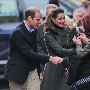 Le prince William, duc de Cambridge, et Catherine Kate Middleton, duchesse de Cambridge, en visite dans la ville de Caernarfon dans le 20 novembre 2015.  Prince William and Catherine have visited a photography project run by charity Mind in Caernarfon, Gwynedd. They also saw the work of GISDA which provides help and training for vulnerable young people in the town. 20 November 2015.20/11/2015 - Caernarfon