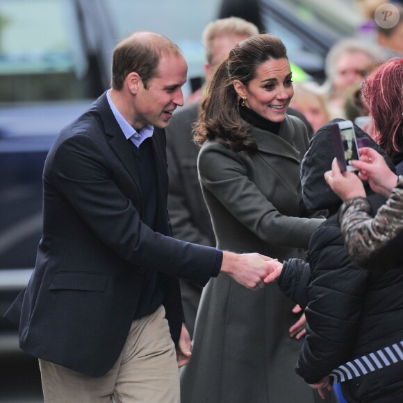 Le prince William, duc de Cambridge, et Catherine Kate Middleton, duchesse de Cambridge, en visite dans la ville de Caernarfon dans le 20 novembre 2015.  Prince William and Catherine have visited a photography project run by charity Mind in Caernarfon, Gwynedd. They also saw the work of GISDA which provides help and training for vulnerable young people in the town. 20 November 2015.20/11/2015 - Caernarfon