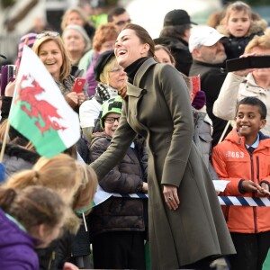 Le prince William, duc de Cambridge, et Catherine Kate Middleton, duchesse de Cambridge, en visite dans la ville de Caernarfon dans le 20 novembre 2015.  Prince William and Catherine have visited a photography project run by charity Mind in Caernarfon, Gwynedd. They also saw the work of GISDA which provides help and training for vulnerable young people in the town. 20 November 2015.20/11/2015 - Caernarfon