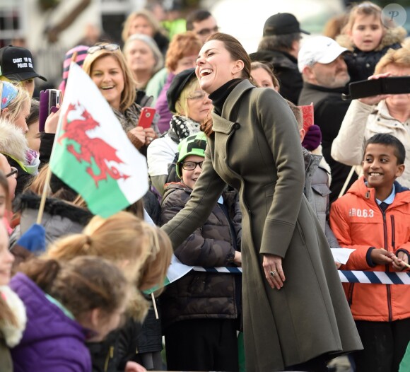 Le prince William, duc de Cambridge, et Catherine Kate Middleton, duchesse de Cambridge, en visite dans la ville de Caernarfon dans le 20 novembre 2015.  Prince William and Catherine have visited a photography project run by charity Mind in Caernarfon, Gwynedd. They also saw the work of GISDA which provides help and training for vulnerable young people in the town. 20 November 2015.20/11/2015 - Caernarfon