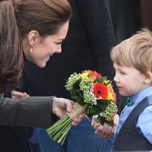 Le prince William, duc de Cambridge, et Catherine Kate Middleton, duchesse de Cambridge, en visite dans la ville de Caernarfon dans le 20 novembre 2015.  Prince William and Catherine have visited a photography project run by charity Mind in Caernarfon, Gwynedd. They also saw the work of GISDA which provides help and training for vulnerable young people in the town. 20 November 2015.20/11/2015 - Caernarfon