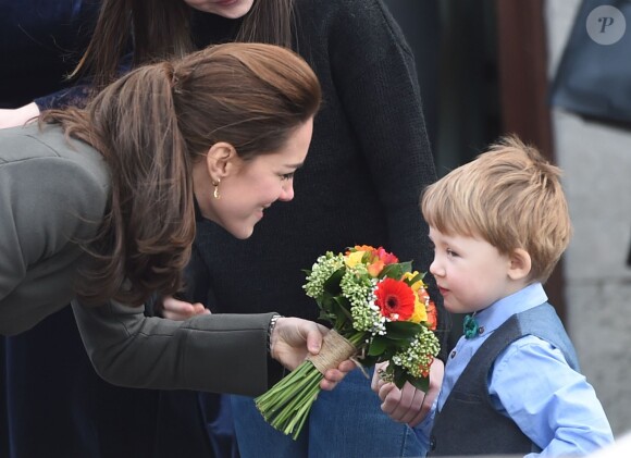 Le prince William, duc de Cambridge, et Catherine Kate Middleton, duchesse de Cambridge, en visite dans la ville de Caernarfon dans le 20 novembre 2015.  Prince William and Catherine have visited a photography project run by charity Mind in Caernarfon, Gwynedd. They also saw the work of GISDA which provides help and training for vulnerable young people in the town. 20 November 2015.20/11/2015 - Caernarfon