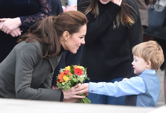 Le prince William, duc de Cambridge, et Catherine Kate Middleton, duchesse de Cambridge, en visite dans la ville de Caernarfon dans le 20 novembre 2015.  Prince William and Catherine have visited a photography project run by charity Mind in Caernarfon, Gwynedd. They also saw the work of GISDA which provides help and training for vulnerable young people in the town. 20 November 2015.20/11/2015 - Caernarfon