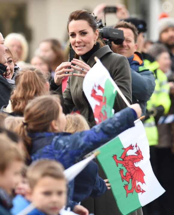 Le prince William, duc de Cambridge, et Catherine Kate Middleton, duchesse de Cambridge, en visite dans la ville de Caernarfon dans le 20 novembre 2015.  Prince William and Catherine have visited a photography project run by charity Mind in Caernarfon, Gwynedd. They also saw the work of GISDA which provides help and training for vulnerable young people in the town. 20 November 2015.20/11/2015 - Caernarfon