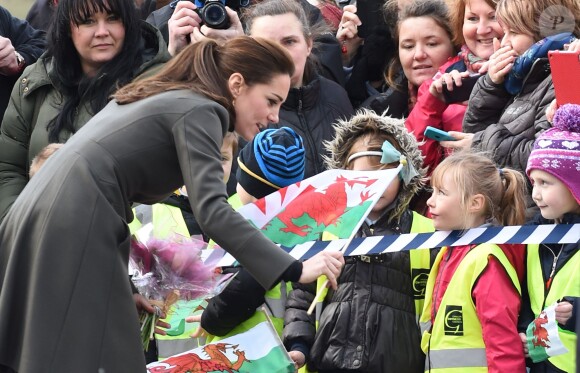 Le prince William, duc de Cambridge, et Catherine Kate Middleton, duchesse de Cambridge, en visite dans la ville de Caernarfon dans le 20 novembre 2015.  Prince William and Catherine have visited a photography project run by charity Mind in Caernarfon, Gwynedd. They also saw the work of GISDA which provides help and training for vulnerable young people in the town. 20 November 2015.20/11/2015 - Caernarfon