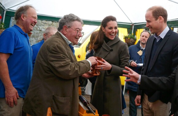 Le prince William, le duc de Cambridge et Catherine Kate Middleton, la duchesse de Cambridge visitent le "Vale of Clwyd Mind Men's Shed project" à Denbigh, le 20 novembre 2015.  Britain's Prince William and Catherine, Duchess of Cambridge during a visit to the Vale of Clwyd Mind Men's Shed project in Denbigh, Wales, on November 20, 2015.20/11/2015 - Denbigh